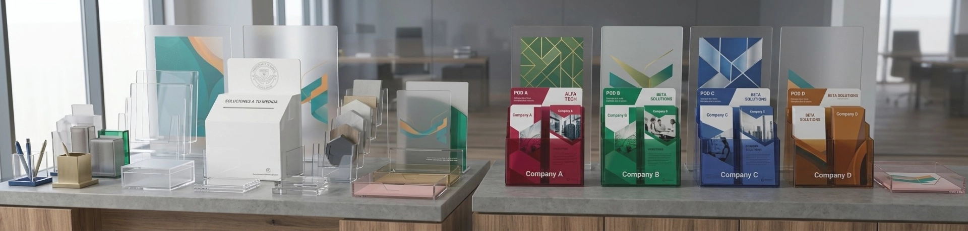 Banner publicitario de productos en acrílico personalizados que muestra un buzón blanco, exhibidores de folletos corporativos de varios colores y organizadores transparentes sobre una mesa de trabajo